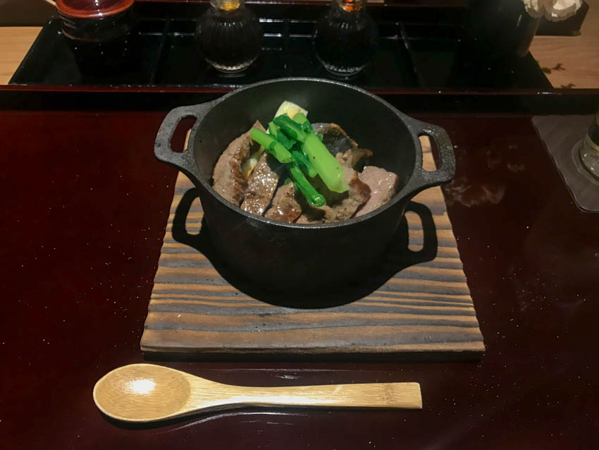 Roast beef in a small pot