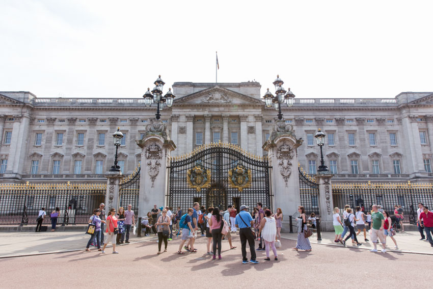 Wide shot of the front of Buckingham Palace, London
