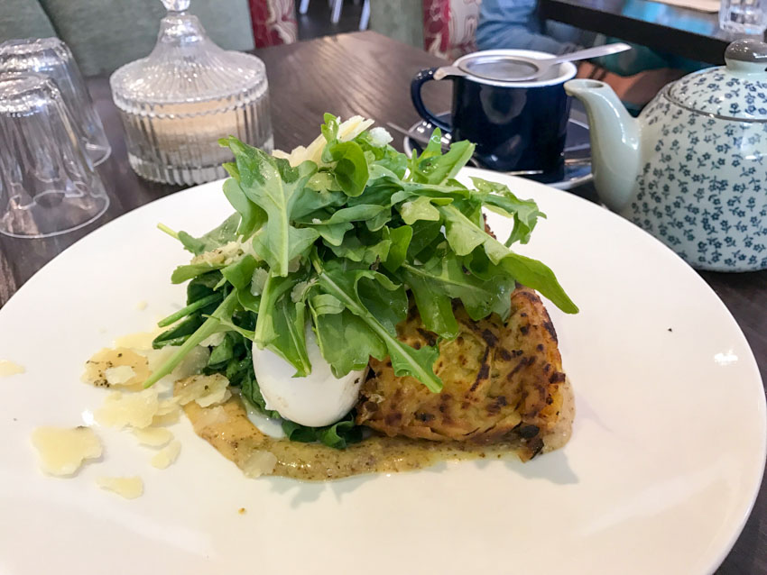 Potato rosti with rocket, poached and egg and parmesan