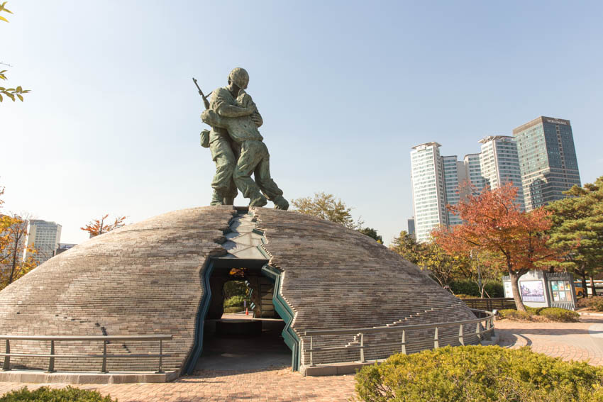 A dome with a statue of two soldiers hugging
