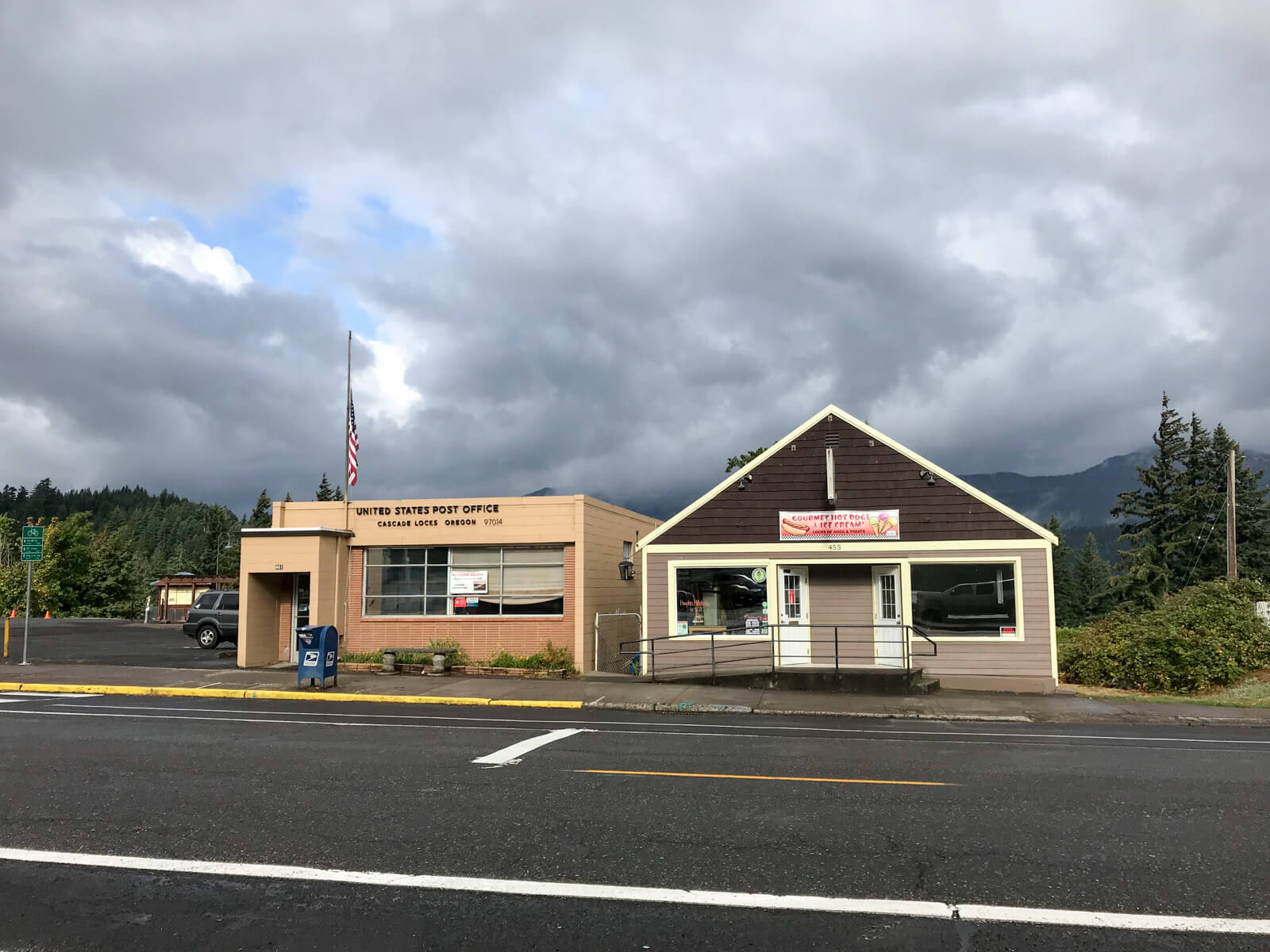 A building on the side of a road reading “United States Post Office, Cascade Locks Oregon