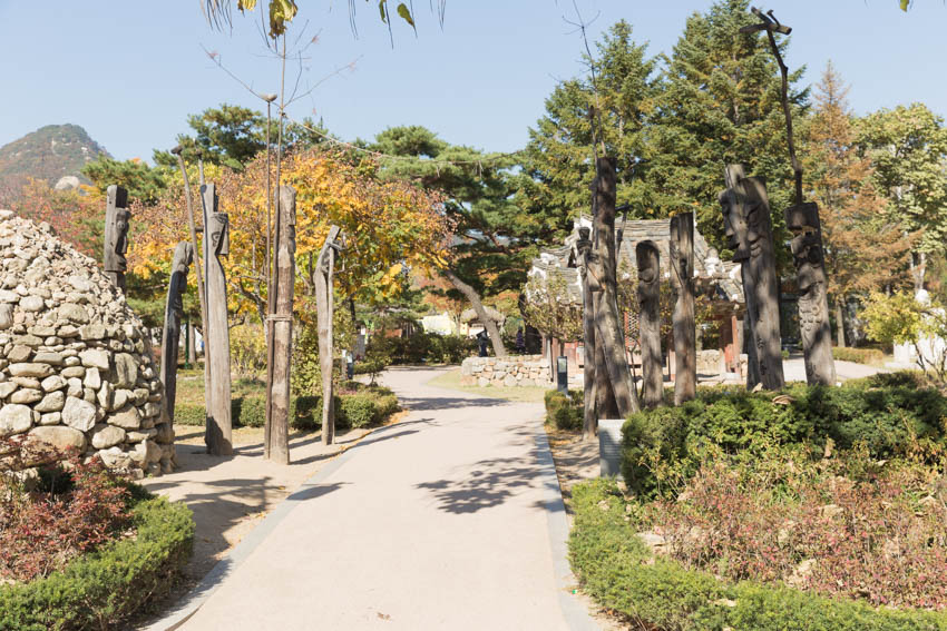 A garden before the entrance to the palace