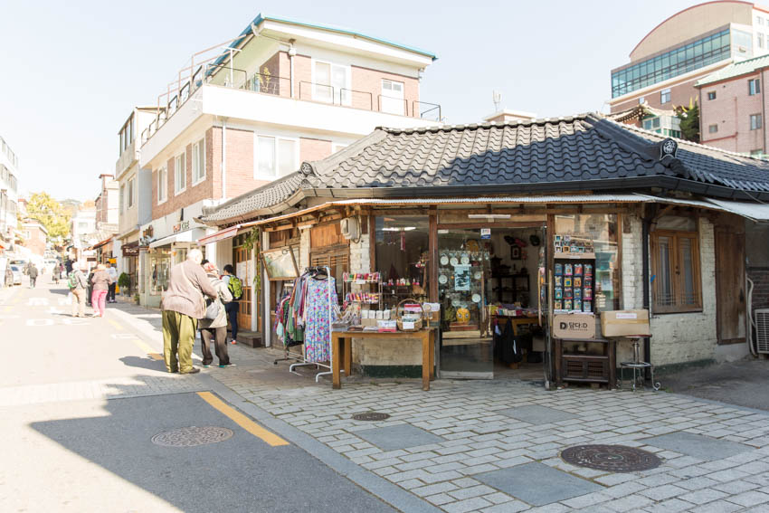 Streets lined with shops on the way to Bukchon village