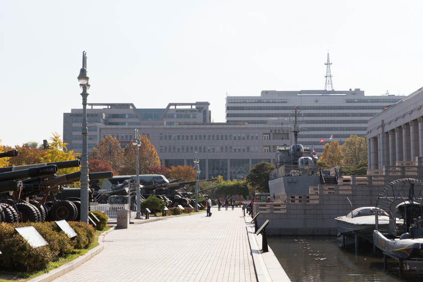 Side view of some of the weaponry at the war memorial