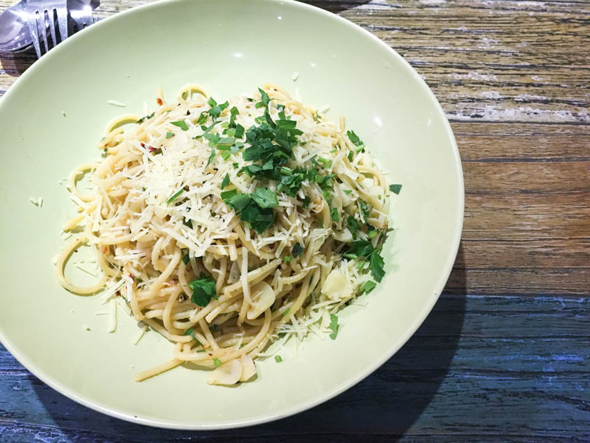 A bowl of olio spaghetti