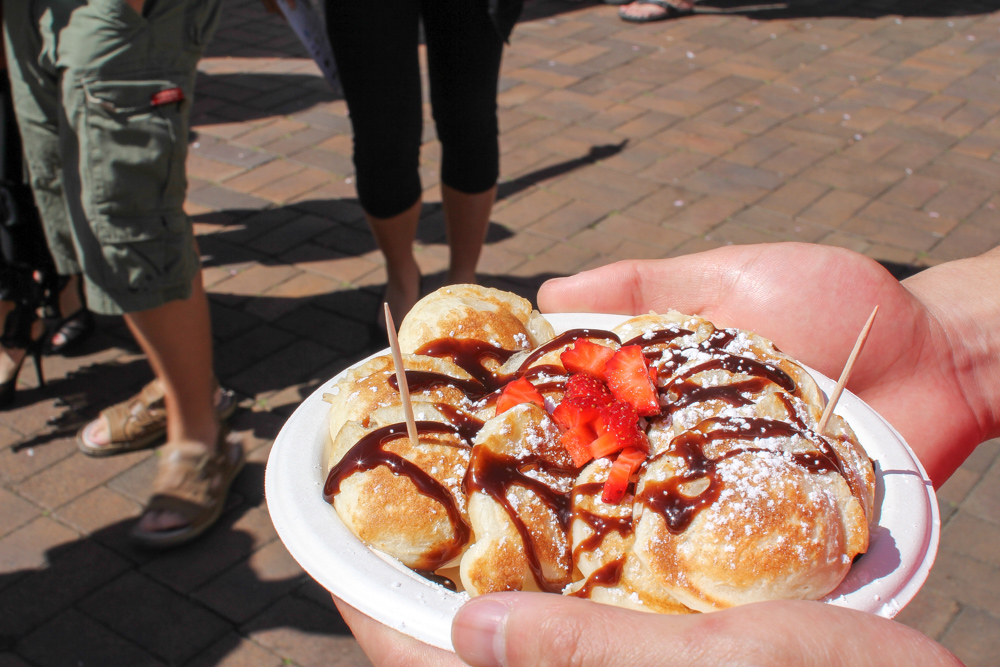 Dutch pancakes (poffertjes) with strawberries and chocolate