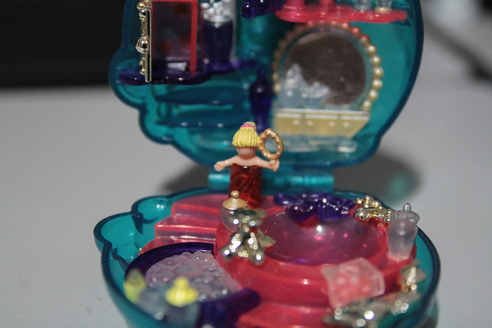 Polly Pocket perfume bottle: Polly Closeup