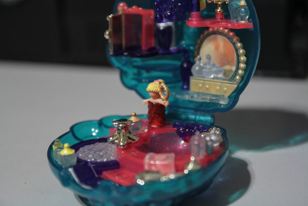Polly Pocket perfume bottle: Polly and open doors