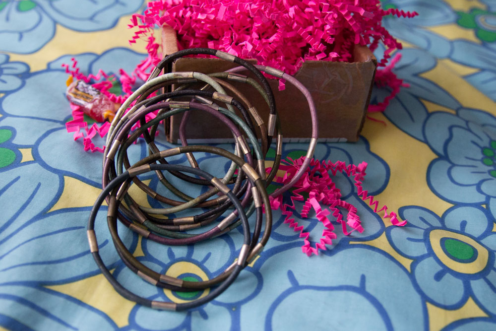 Bracelets with a view of the pink confetti