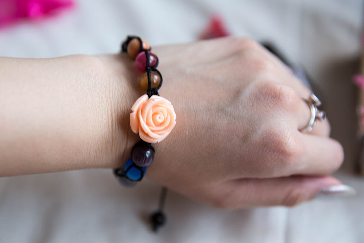 The beaded bracelet with a rose bead